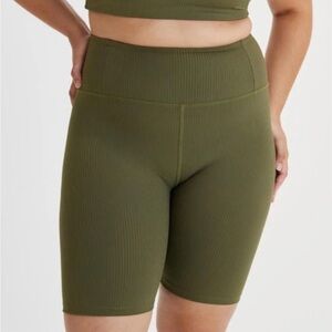 Girlfriend Collective Ribbed Compression 8” Bike Short in Olive Green Size Large